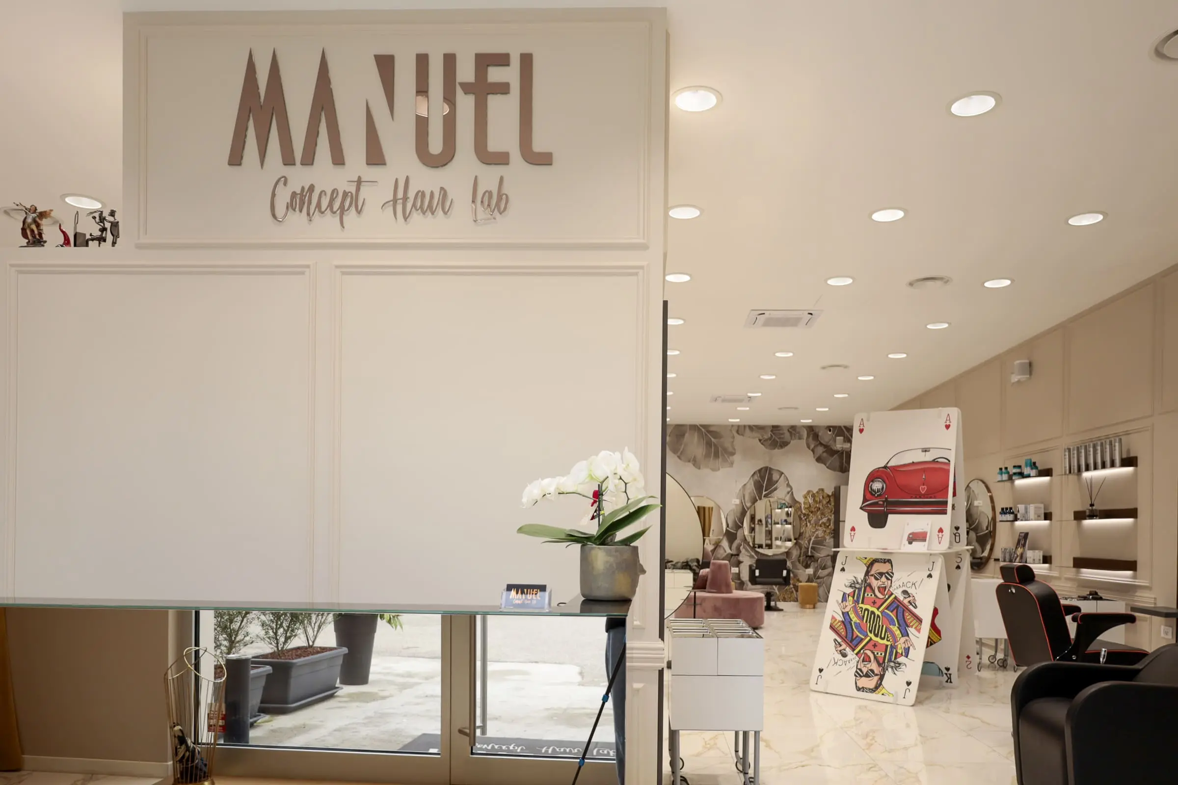 Il team di Manuel Hair in divisa nera e stile moderno